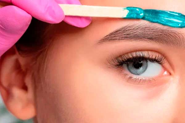 Коррекция брови воском