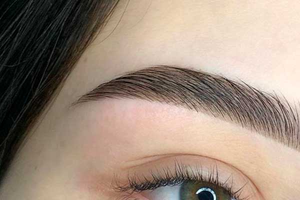 Окрашенные краской брови